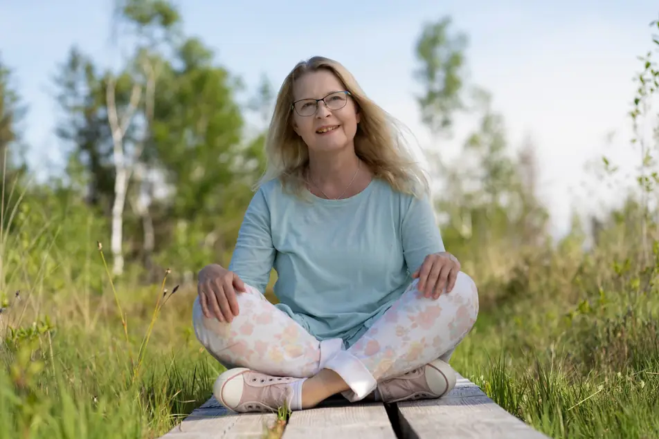 Kirsten Fischer, Körpertherapeutin und Entspannungspädagogin bei Heilbronn, in der Natur