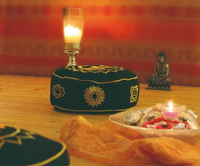 Meine Räumlichkeit – Praxisraum bei Heilbronn mit Meditationskissen, Kerzen und Buddha